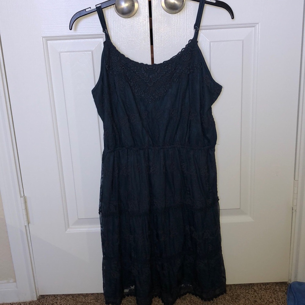 super cute dress!
